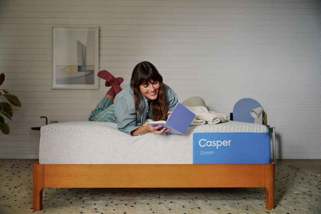 Woman lying on the Casper Dream reading a book