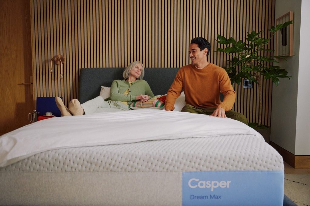 Couple talking while lying on the Casper Dream Max