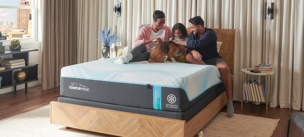 Family sitting on a TEMPUR-LuxeBreeze mattress